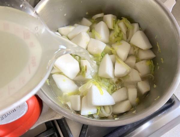 vellutata di rapa bianca e porro con dashi di konbu, senza panna