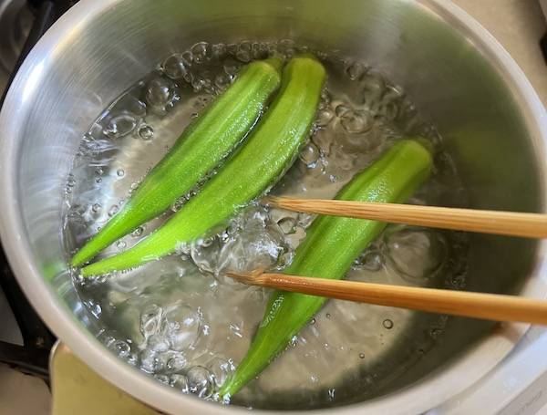 Insalata di calamari e okra con ponzu in gelatina