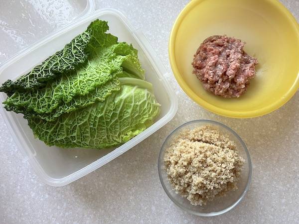 Involtini di cavolo con carne e quinoa