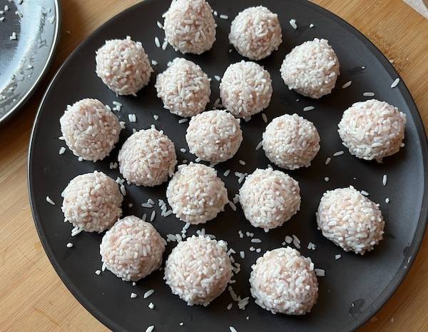 Polpette di carne ricoperte con riso glutinoso