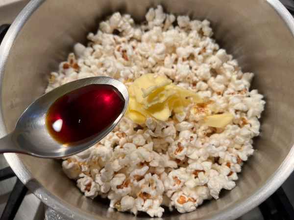 Popcorn al burro e salsa di soia