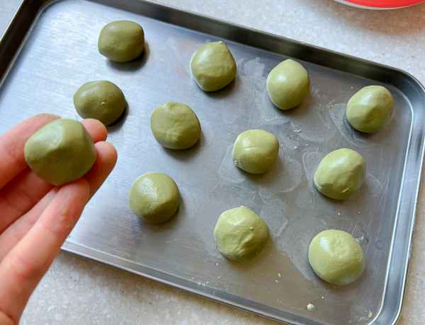 Gnocchi di riso glutinoso al matcha con sciroppo di matcha e kuromitsu