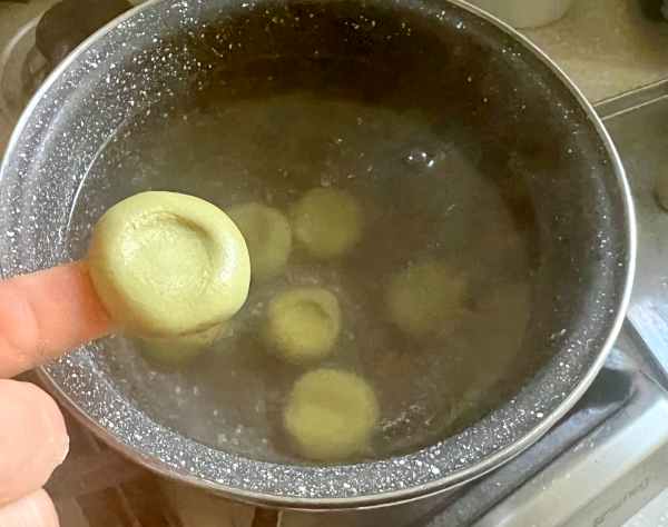 Gnocchi di riso glutinoso al matcha con sciroppo di matcha e kuromitsu