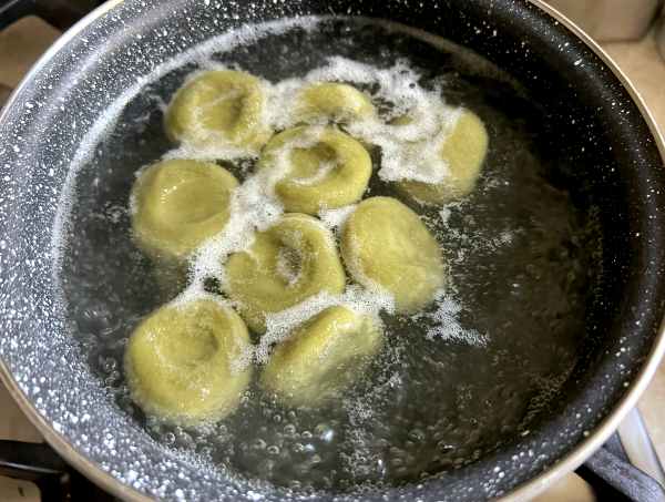 Gnocchi di riso glutinoso al matcha con sciroppo di matcha e kuromitsu