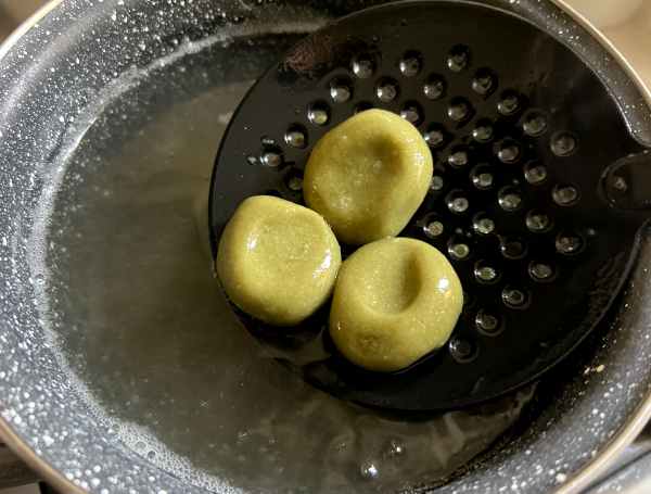 Gnocchi di riso glutinoso al matcha con sciroppo di matcha e kuromitsu