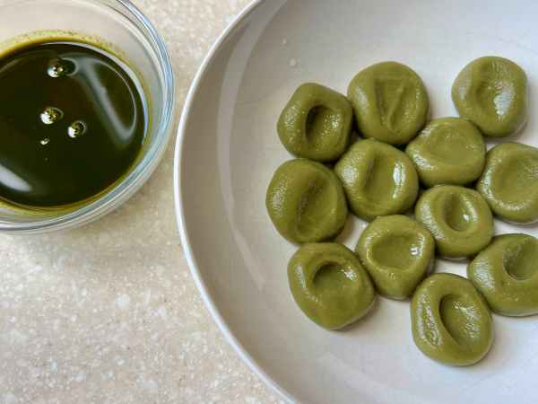 Gnocchi di riso glutinoso al matcha con sciroppo di matcha e kuromitsu