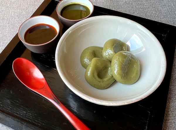 Gnocchi di riso glutinoso al matcha con sciroppo di matcha e kuromitsu