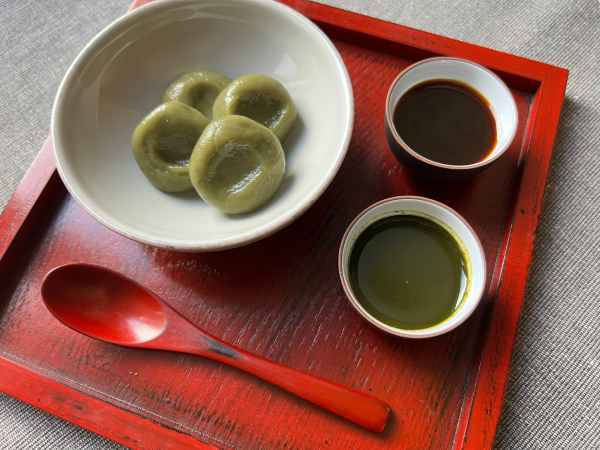 Gnocchi di riso glutinoso al matcha con sciroppo di matcha e kuromitsu