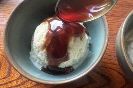 gelato di sakekasu con sciroppo bruno kuromitsu