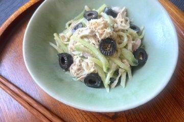insalata di pollo con daikon essiccato e cetriolo