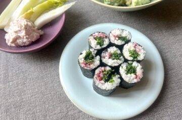 hosomaki sushi con agretti e ume