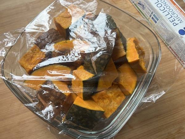 Tortino al cucchiaio con zucca, amaretti, noci croccanti