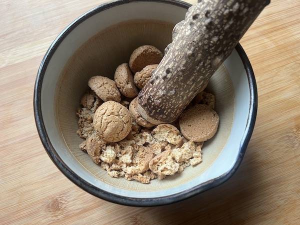 Tortino al cucchiaio con zucca, amaretti, noci croccanti