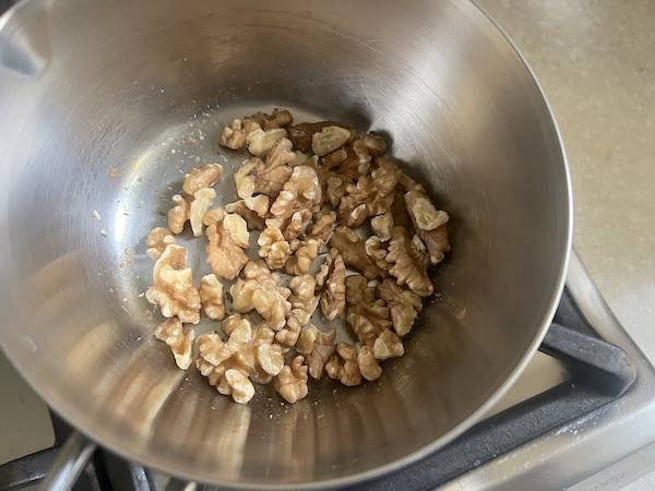 Tortino al cucchiaio con zucca, amaretti, noci croccanti