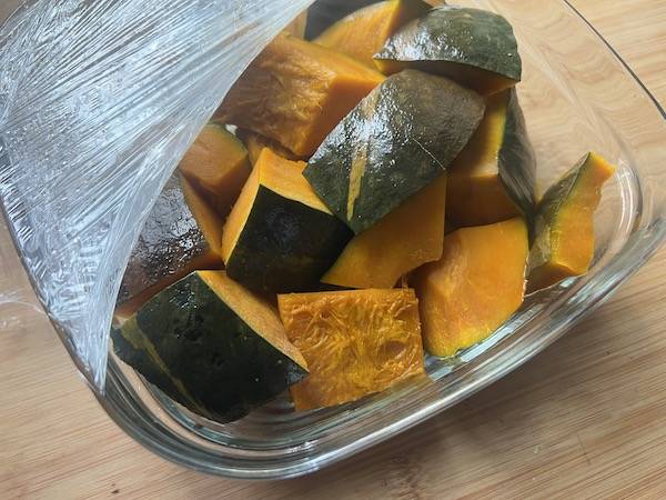 Tortino al cucchiaio con zucca, amaretti, noci croccanti