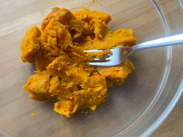 Tortino al cucchiaio con zucca, amaretti, noci croccanti