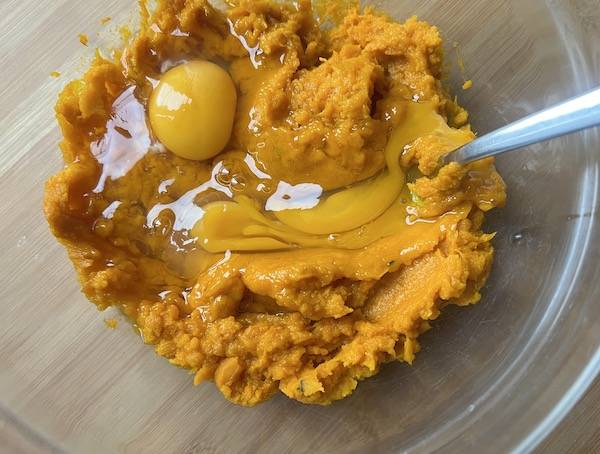 Tortino al cucchiaio con zucca, amaretti, noci croccanti