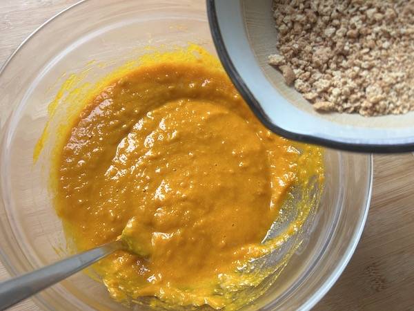 Tortino al cucchiaio con zucca, amaretti, noci croccanti