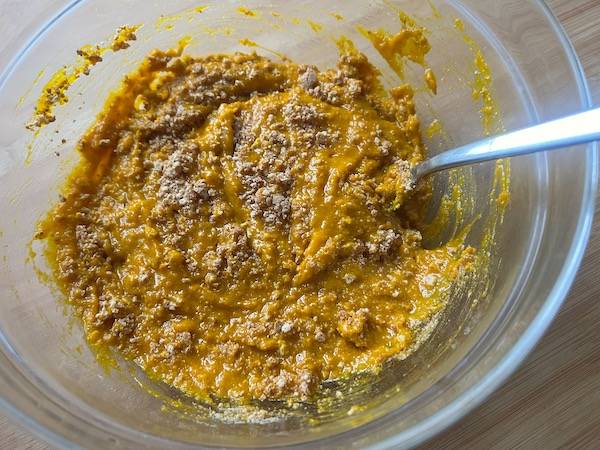 Tortino al cucchiaio con zucca, amaretti, noci croccanti