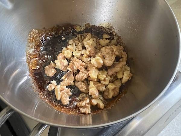 Tortino al cucchiaio con zucca, amaretti, noci croccanti