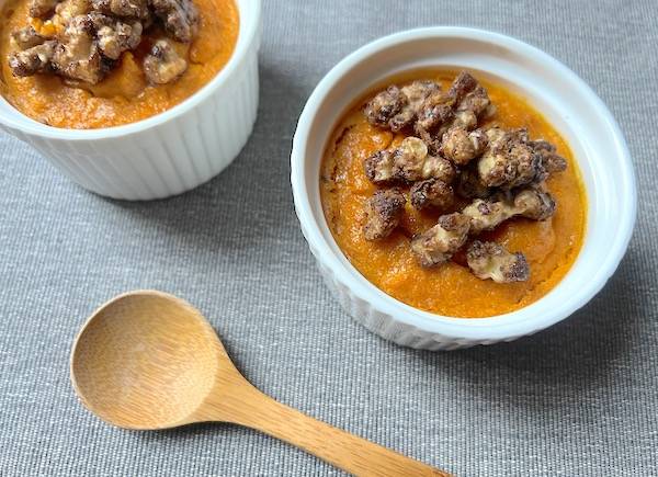 Tortino al cucchiaio con zucca, amaretti, noci croccanti